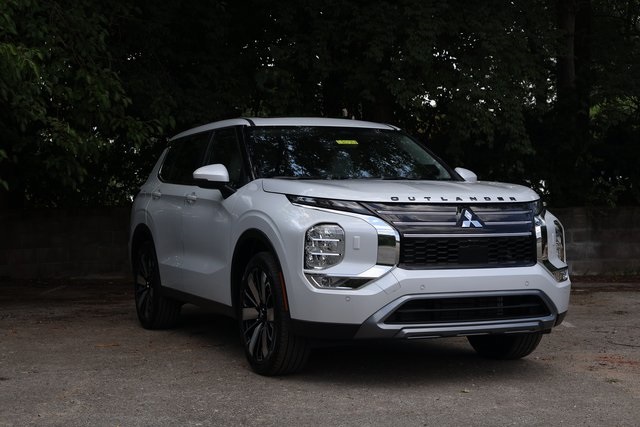 2025 Mitsubishi Outlander SE's photo