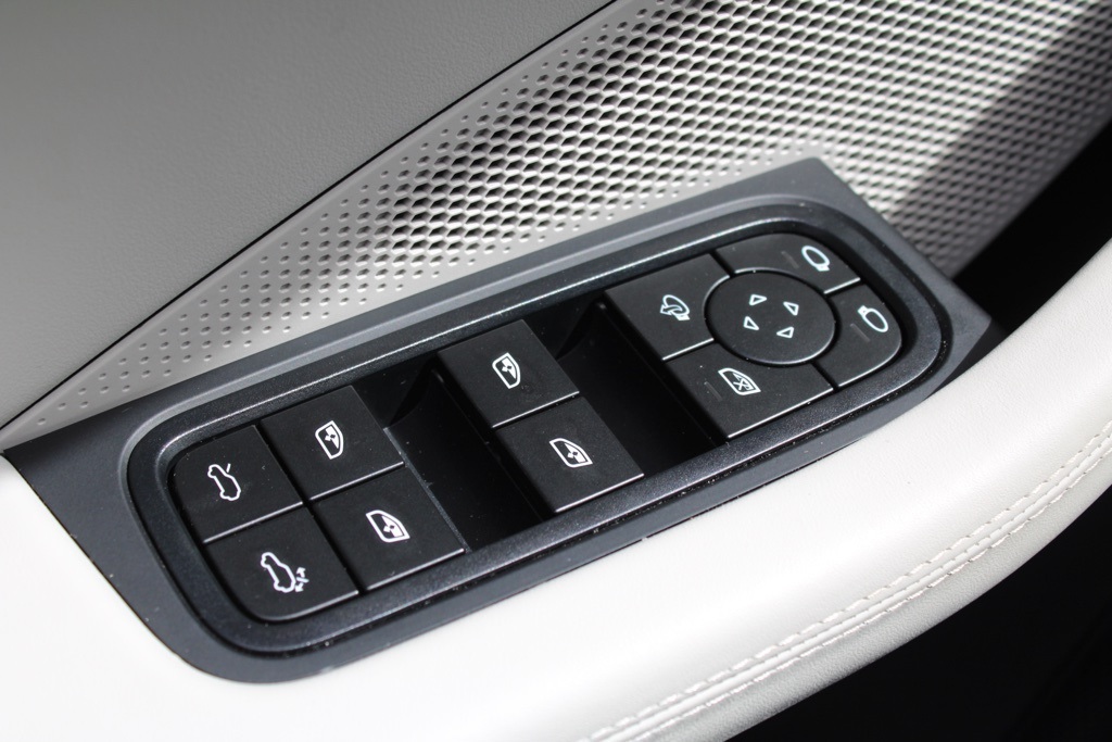 2024 Porsche Macan Electric 4 photo 19