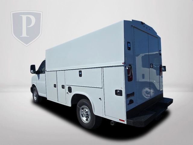 2025 Chevrolet Express Cutaway 3500 photo 2
