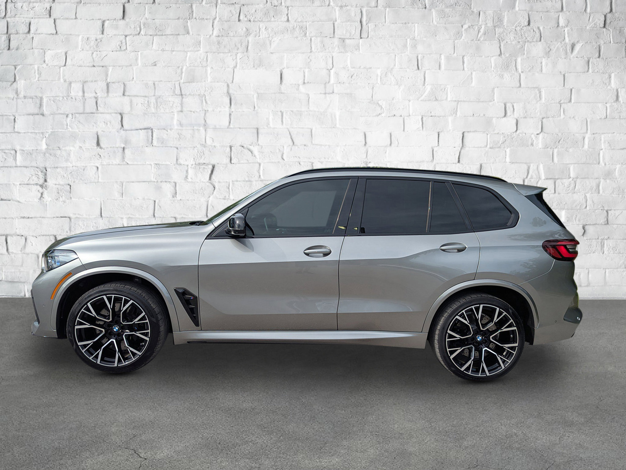 2023 Bmw X5 M photo 2