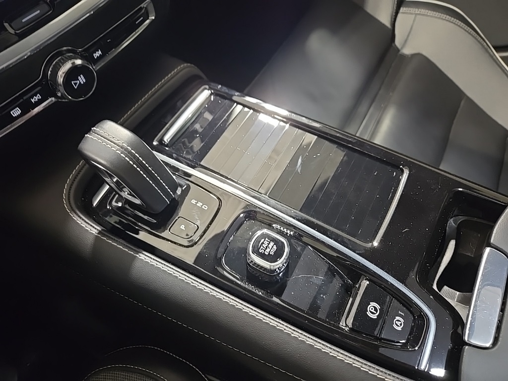 2022 Volvo S60 Recharge T8 Black Edition R-Design photo 13