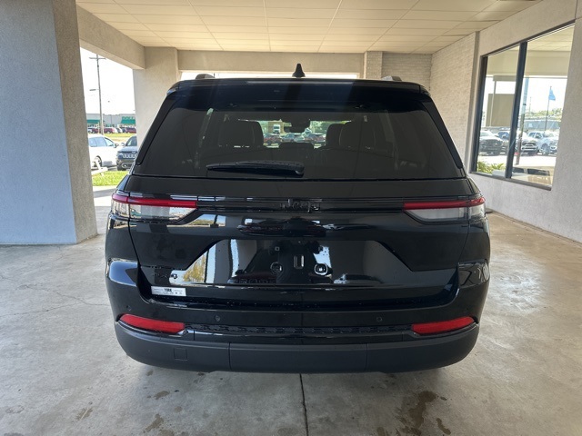 2025 Jeep Grand Cherokee Laredo Altitude photo 4