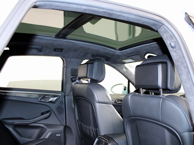 2021 Porsche Macan Turbo photo 24