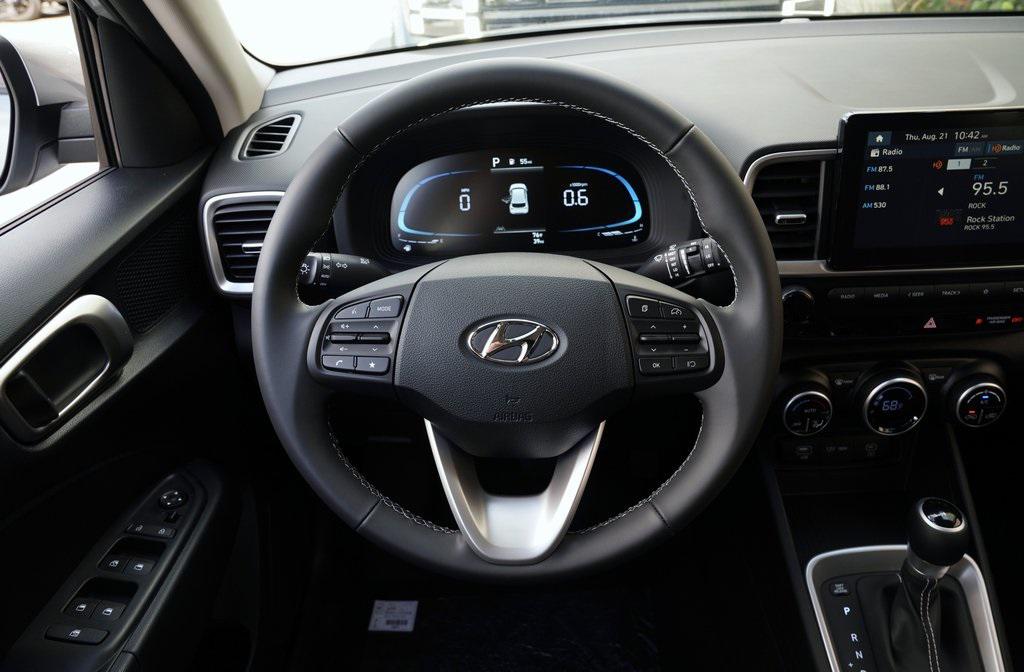 2025 Hyundai Venue SEL photo 10