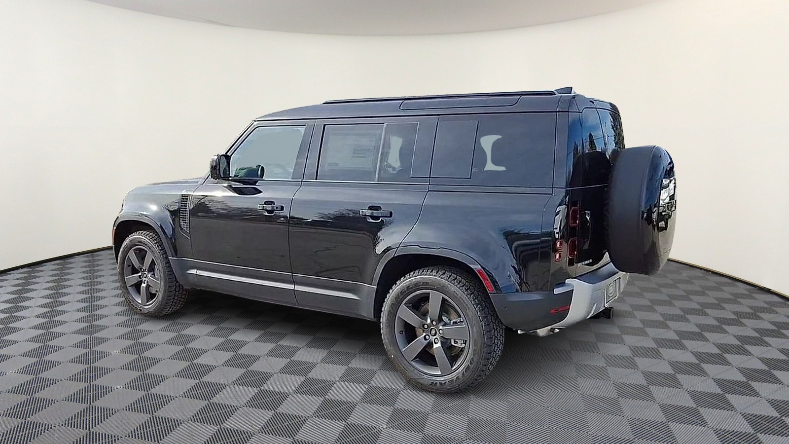 2025 Land Rover Defender 110 S photo 4