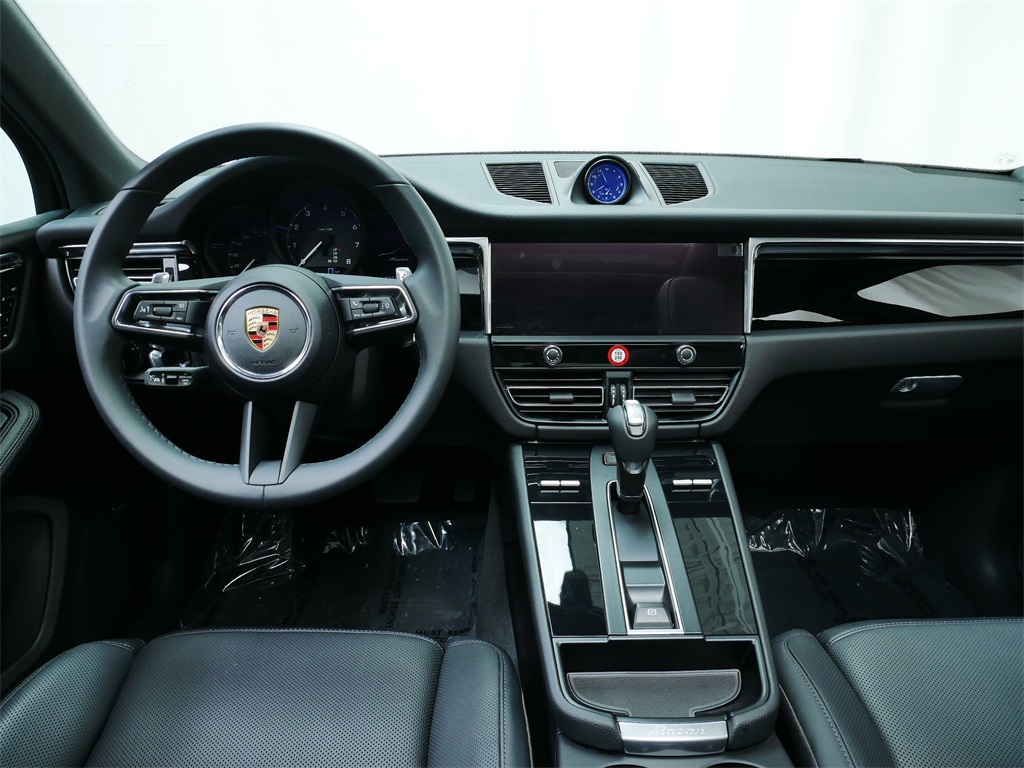 2025 Porsche Macan T photo 14