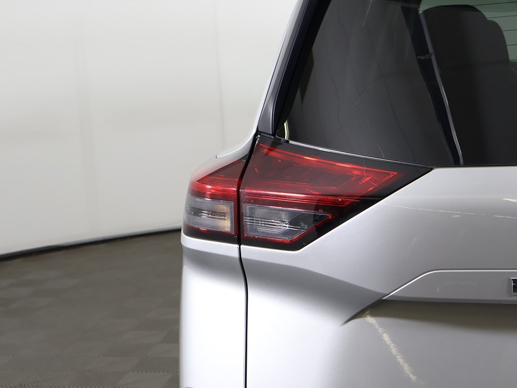 2022 Nissan Rogue SV photo 11