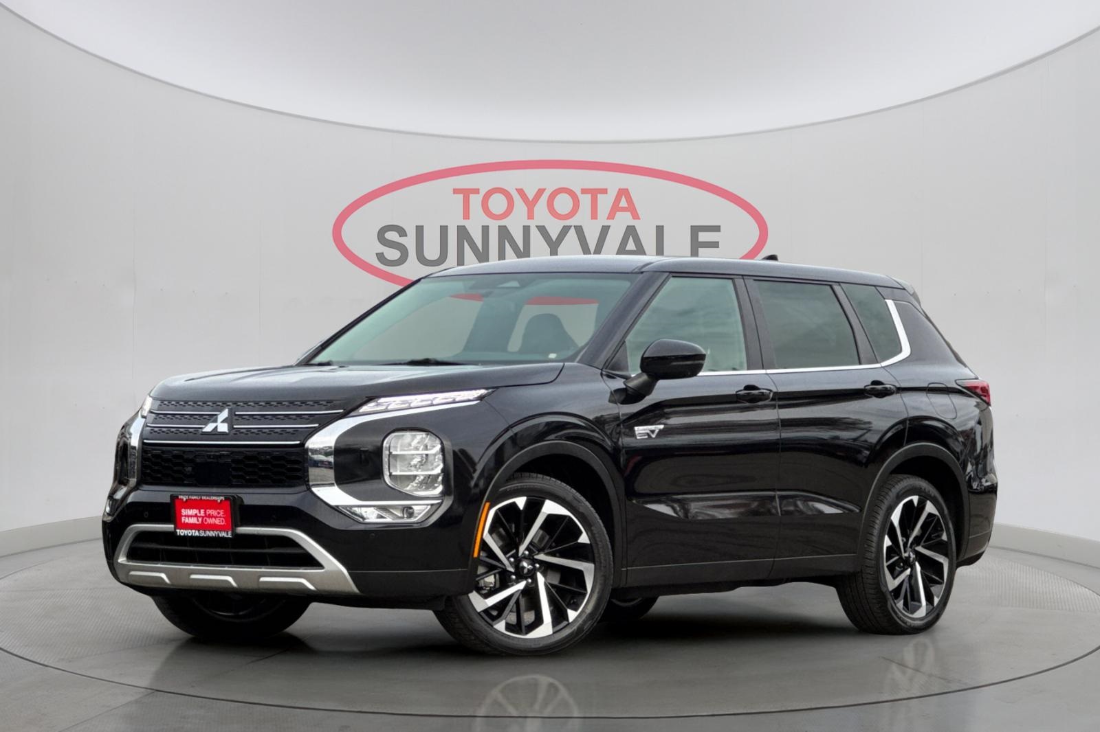 2023 Mitsubishi Outlander Plug-In Hybrid SE's photo