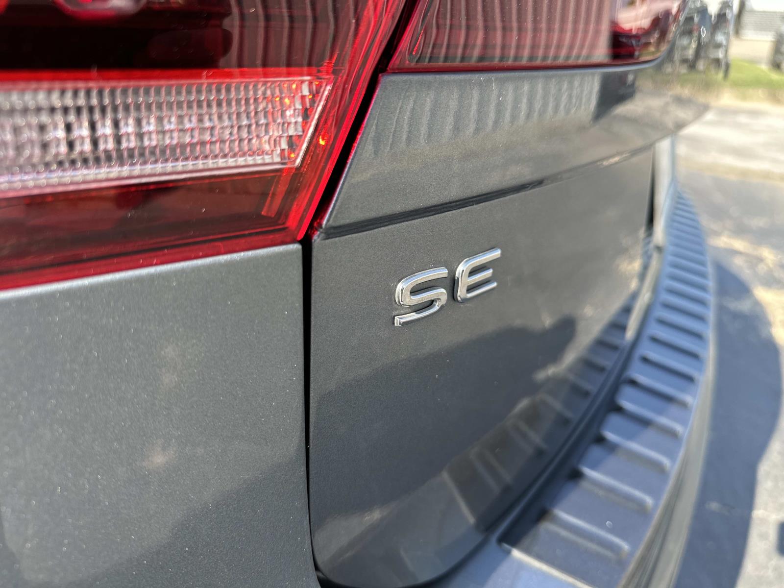 2023 Volkswagen Tiguan Black SE R-Line photo 8