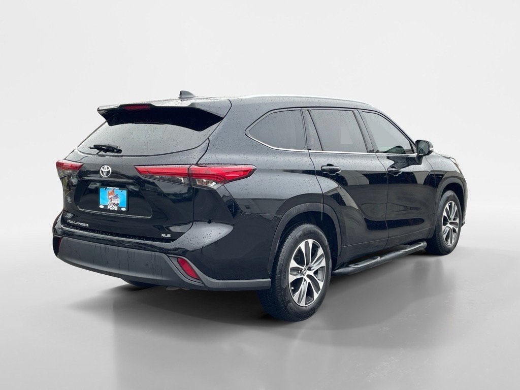 2021 Toyota Highlander XLE photo 2