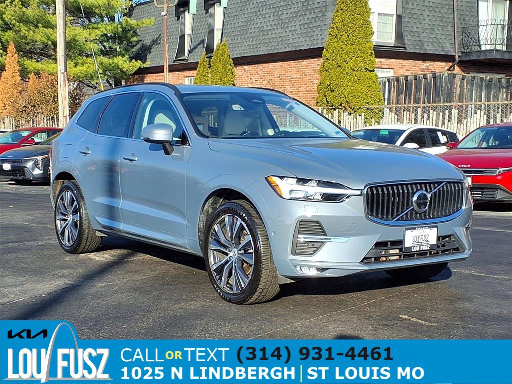 2022 Volvo XC60 Momentum's photo