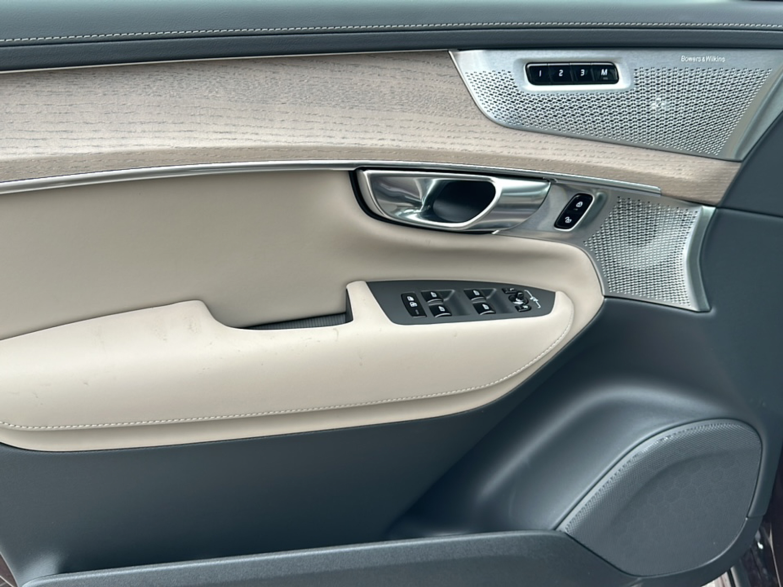2025 Volvo XC90 T8 AWD photo 7