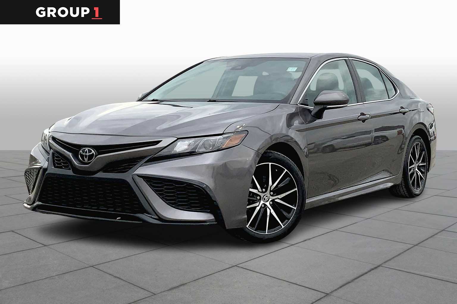 2024 Toyota Camry SE's photo