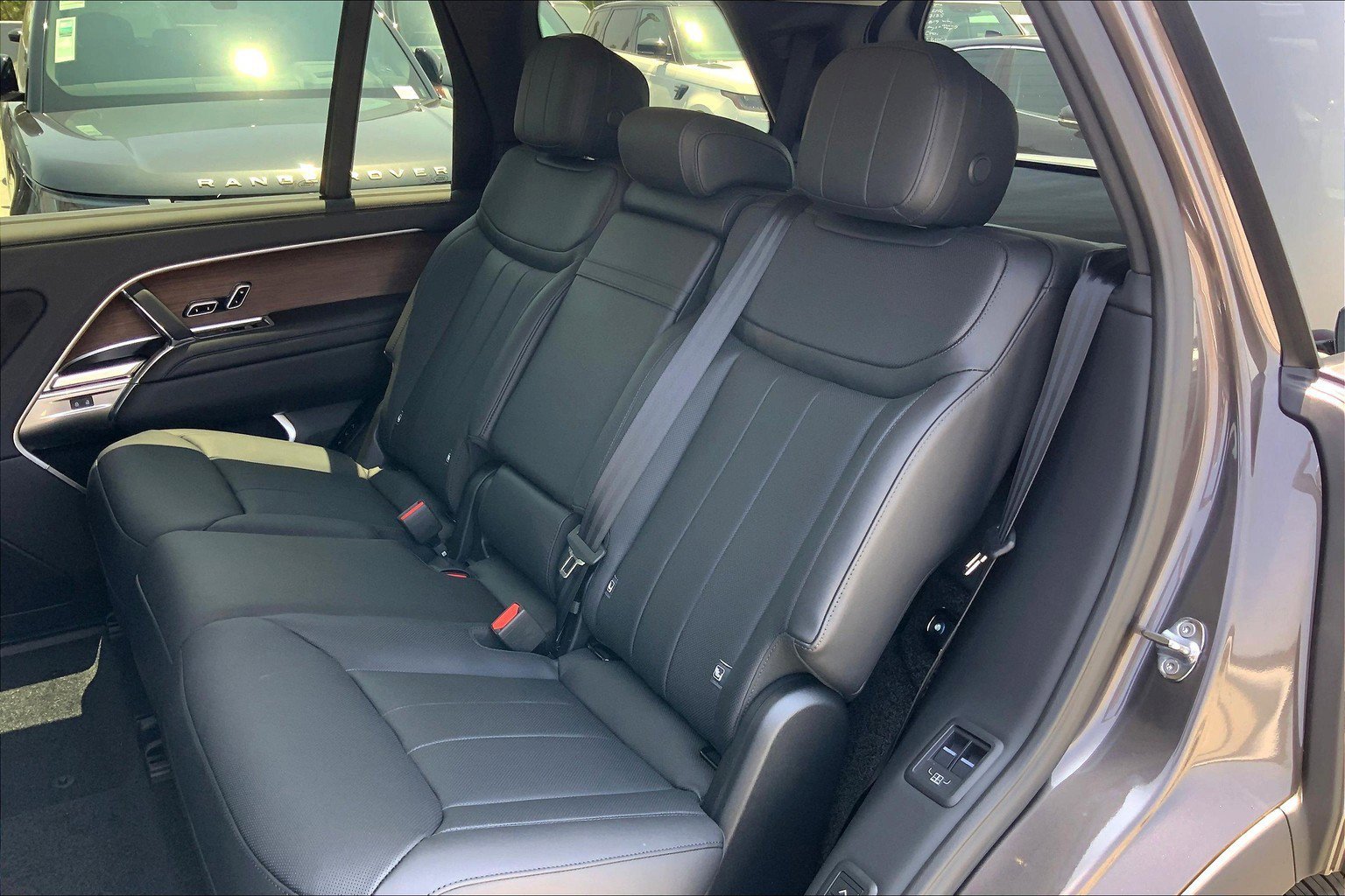 2025 Land Rover Range Rover SE photo 12