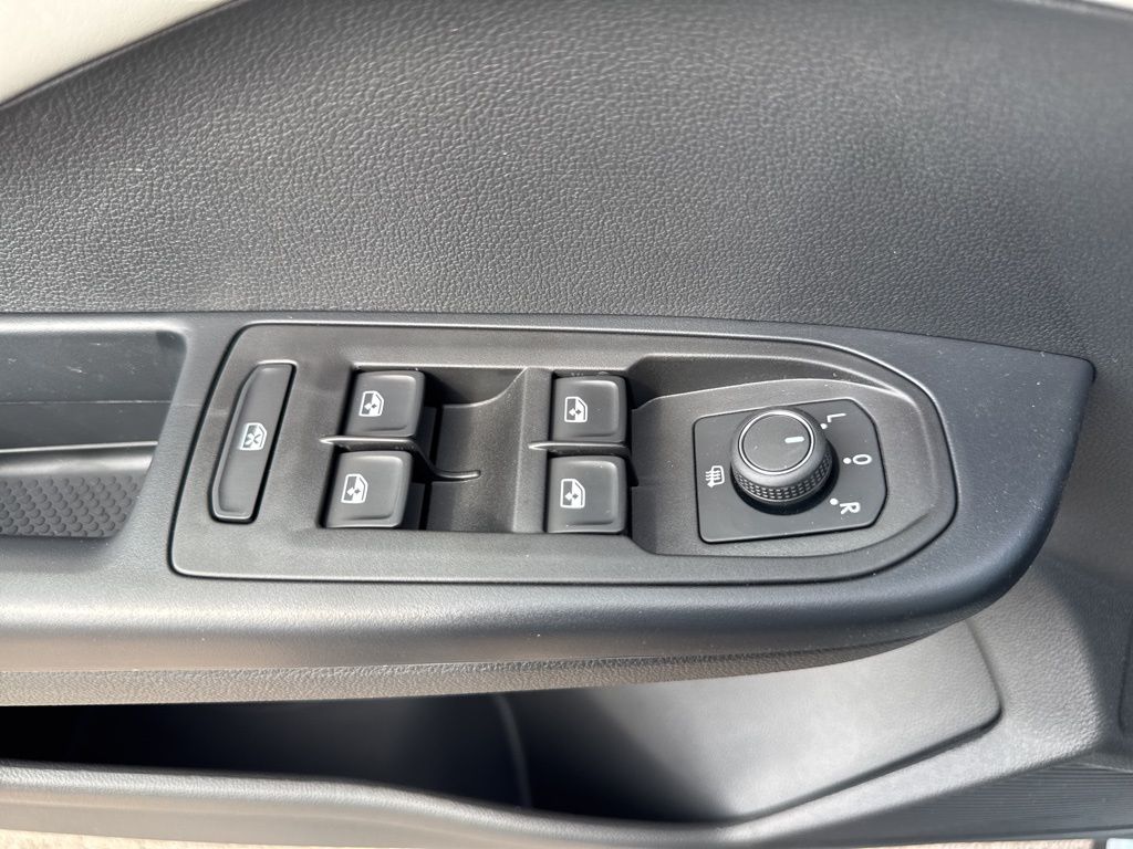 2025 Volkswagen Taos SE photo 16