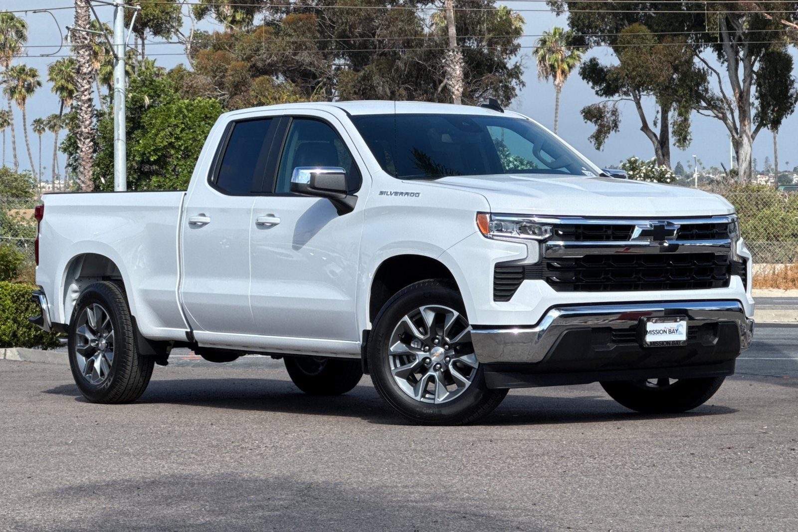 2025 Chevrolet Silverado 1500 LT photo 2
