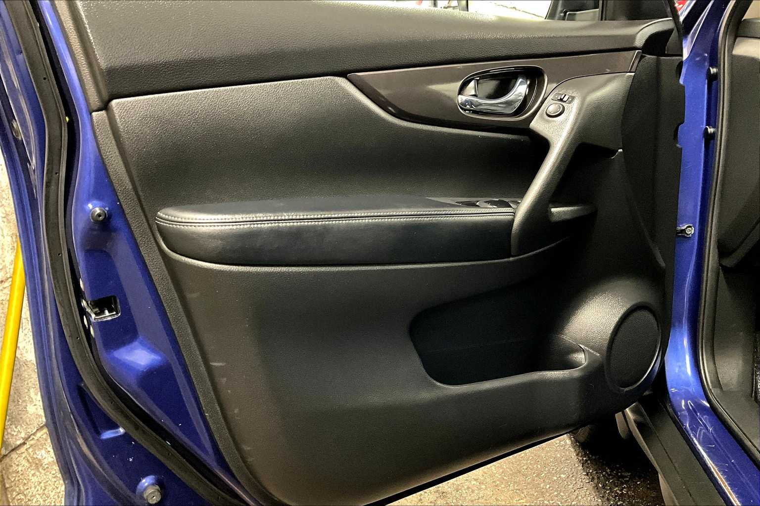 2019 Nissan Rogue SV photo 19