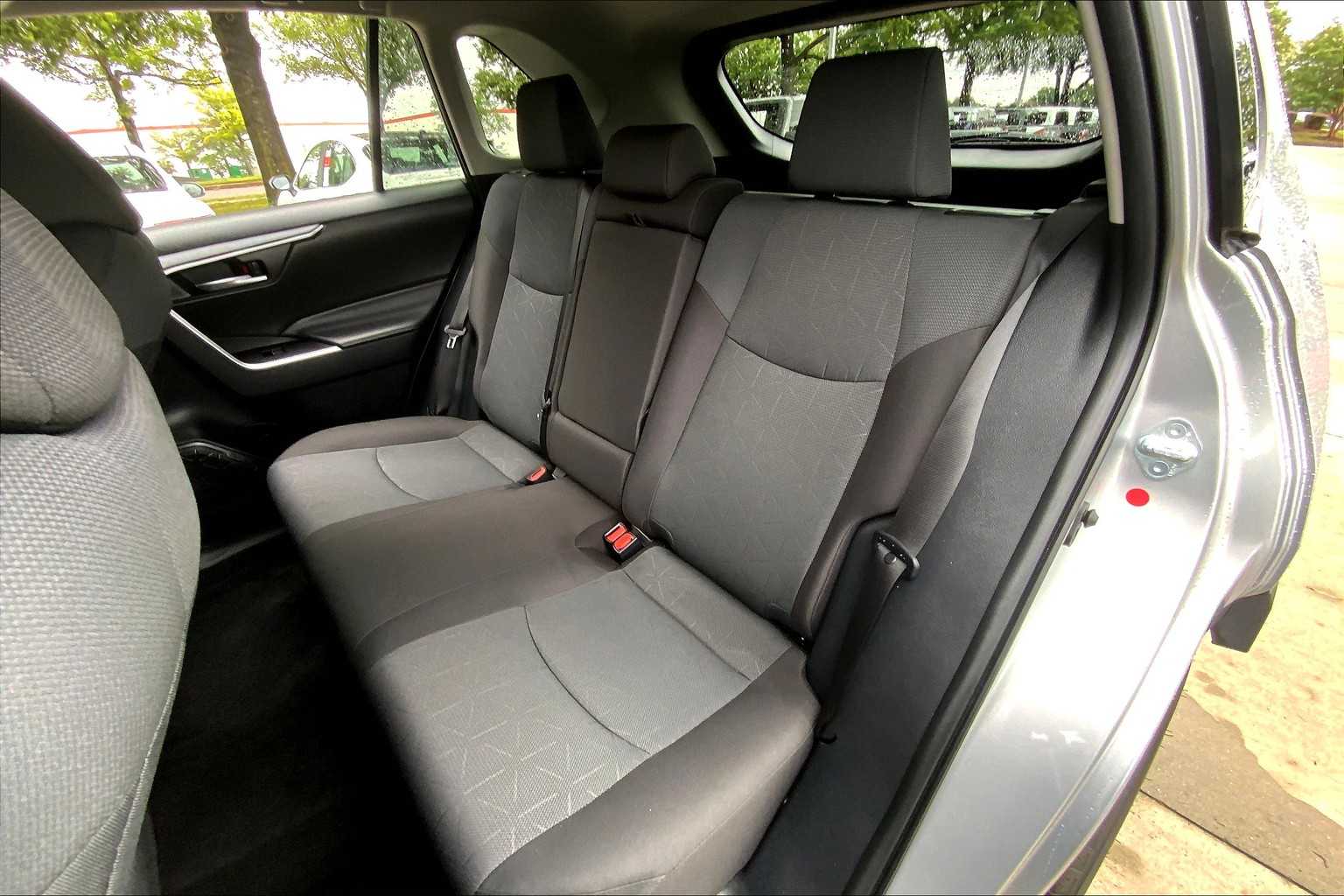 2024 Toyota RAV4 XLE photo 17