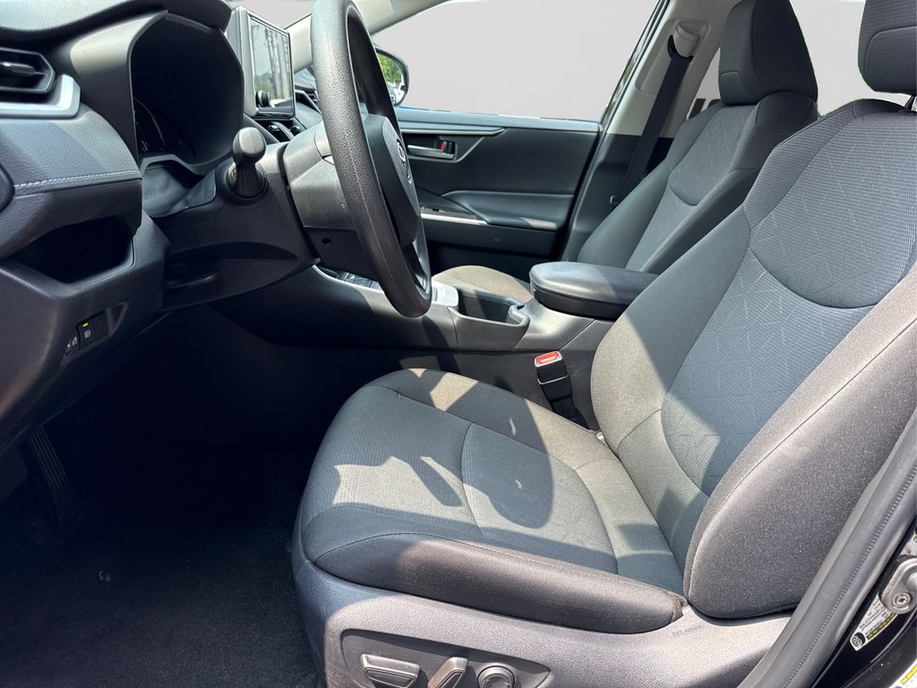 2025 Toyota RAV4 XLE photo 9