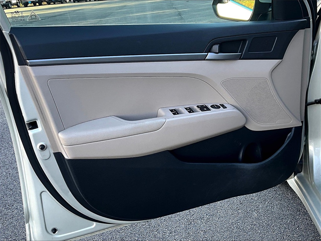 2017 Hyundai Elantra SE photo 9