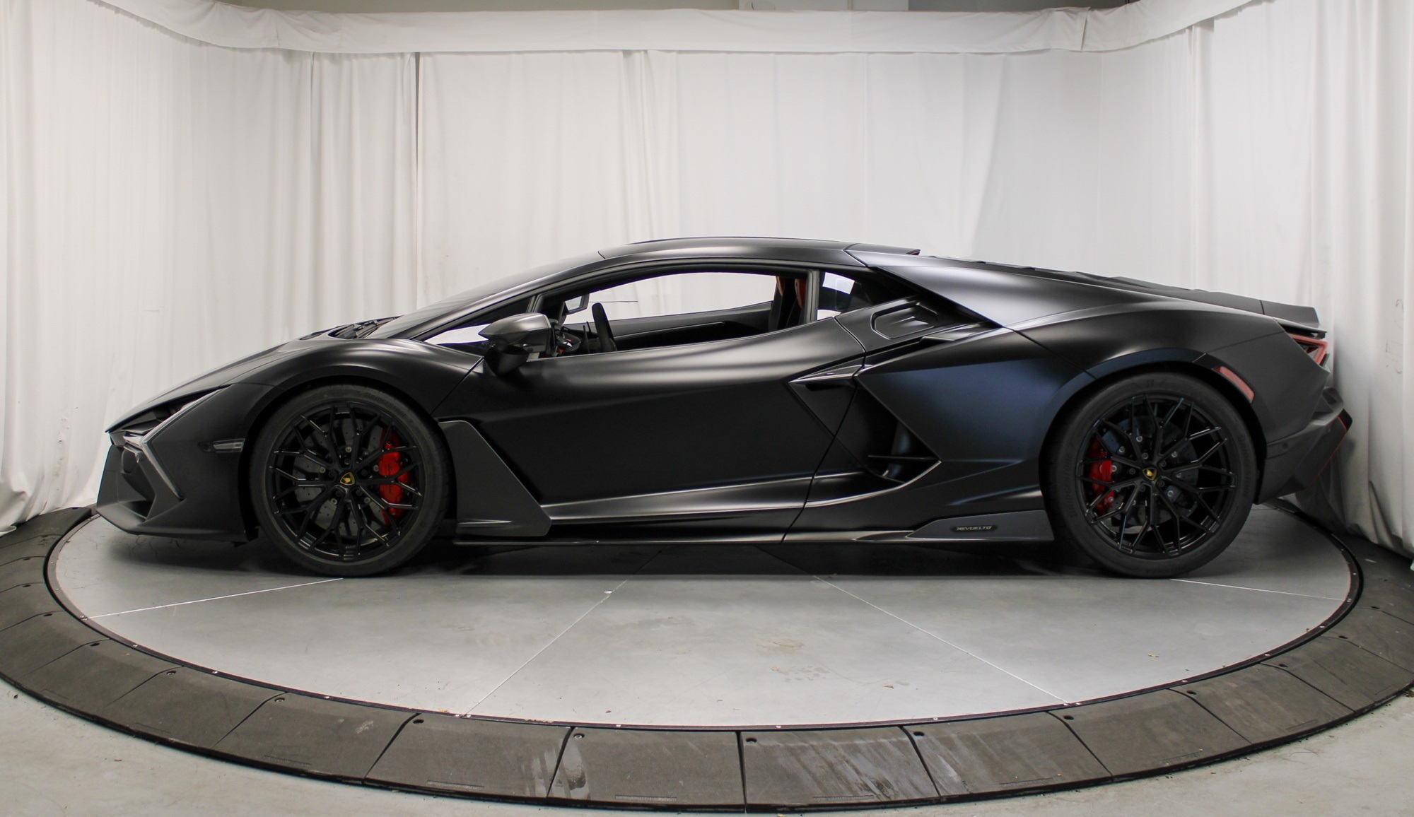 2025 Lamborghini Revuelto photo 2