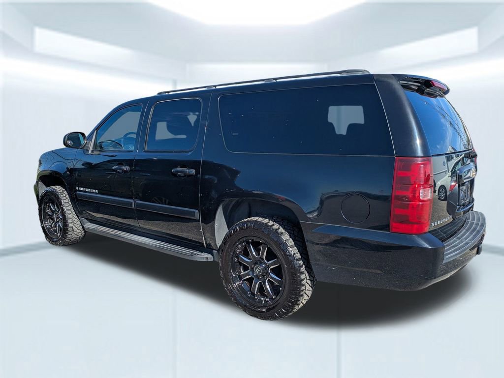 2007 Chevrolet Suburban LT photo 2