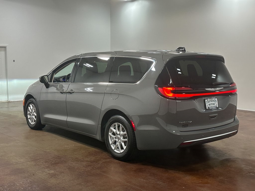 2023 Chrysler Pacifica Touring L photo 2