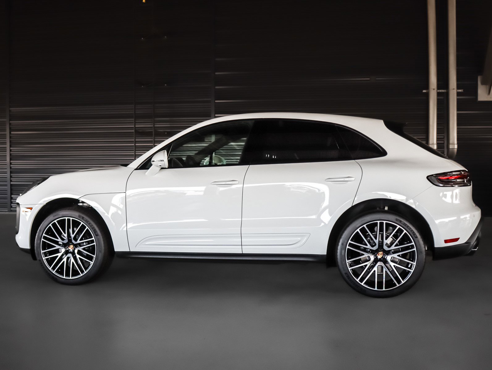 2025 Porsche Macan T photo 2