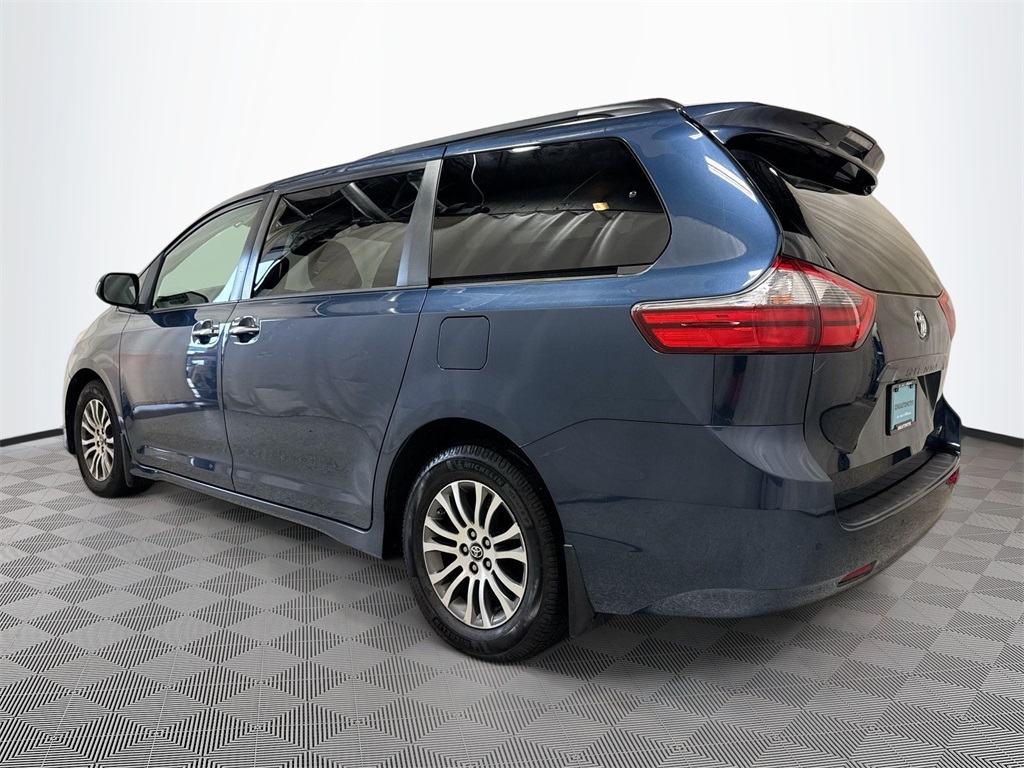 2020 Toyota Sienna XLE photo 8