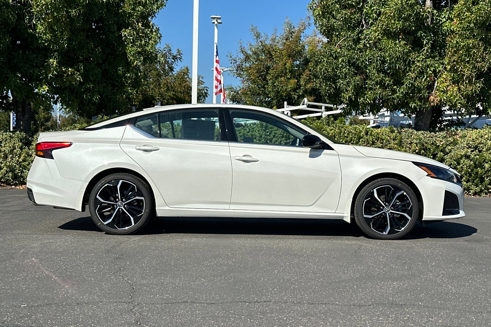 2025 Nissan Altima SR photo 3