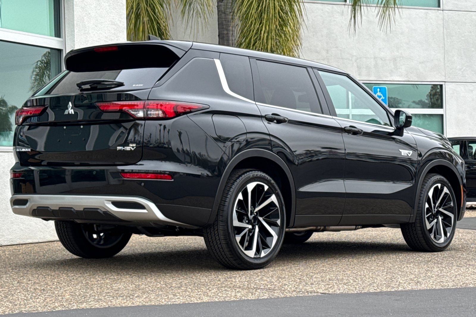2025 Mitsubishi Outlander PHEV SE photo 4