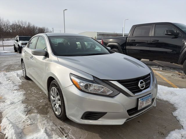 Used 2018 Nissan Altima S with VIN 1N4AL3AP0JC217031 for sale in Bloomington, IL