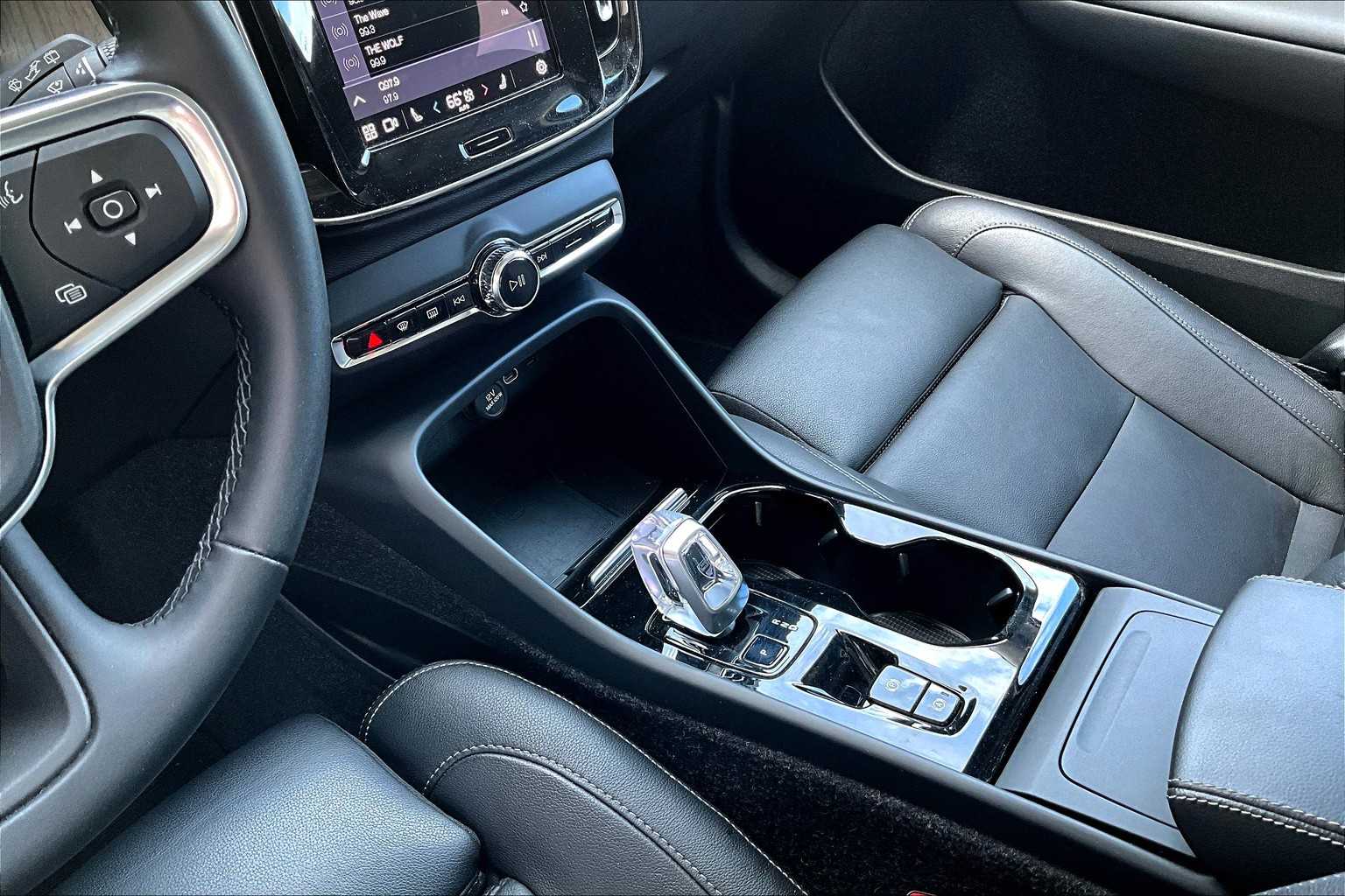 2025 Volvo XC40 Plus photo 16