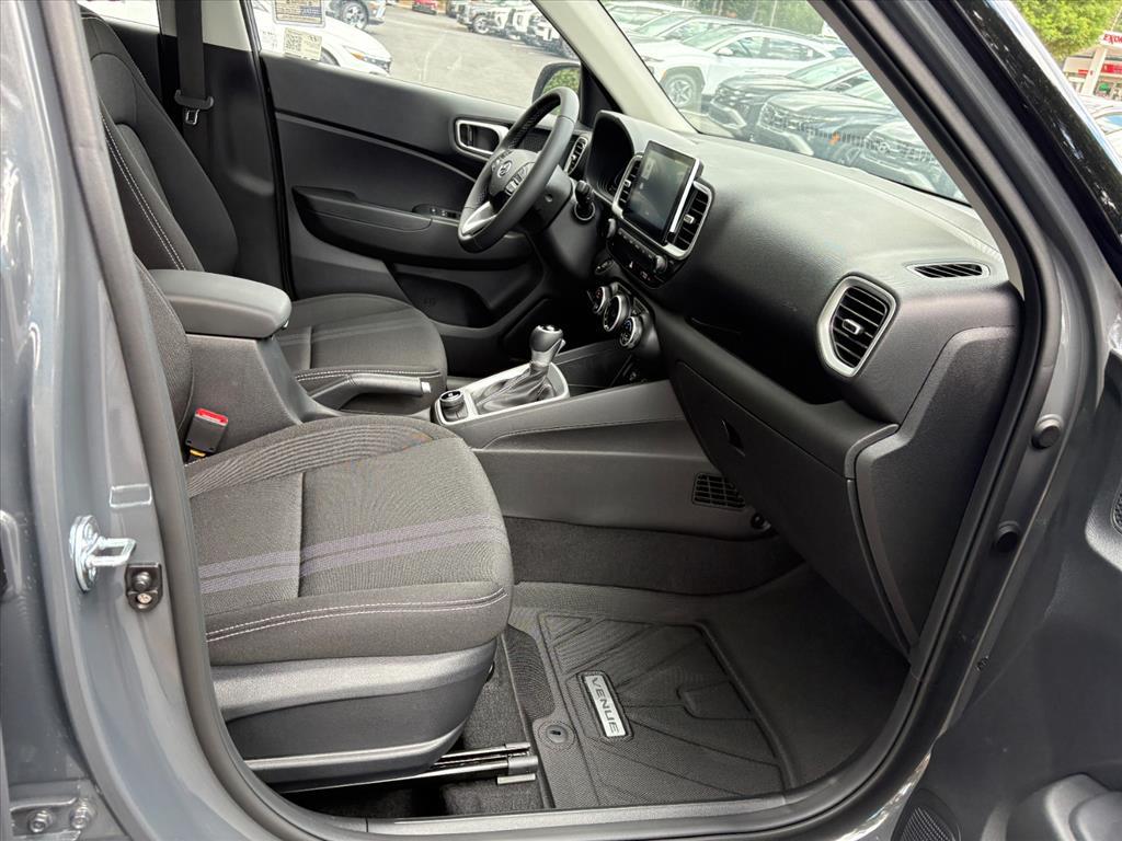 2025 Hyundai Venue SEL photo 10