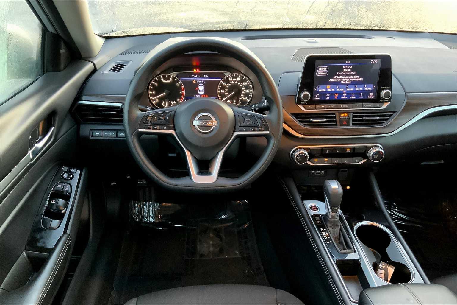 2023 Nissan Altima 2.5 SV photo 5