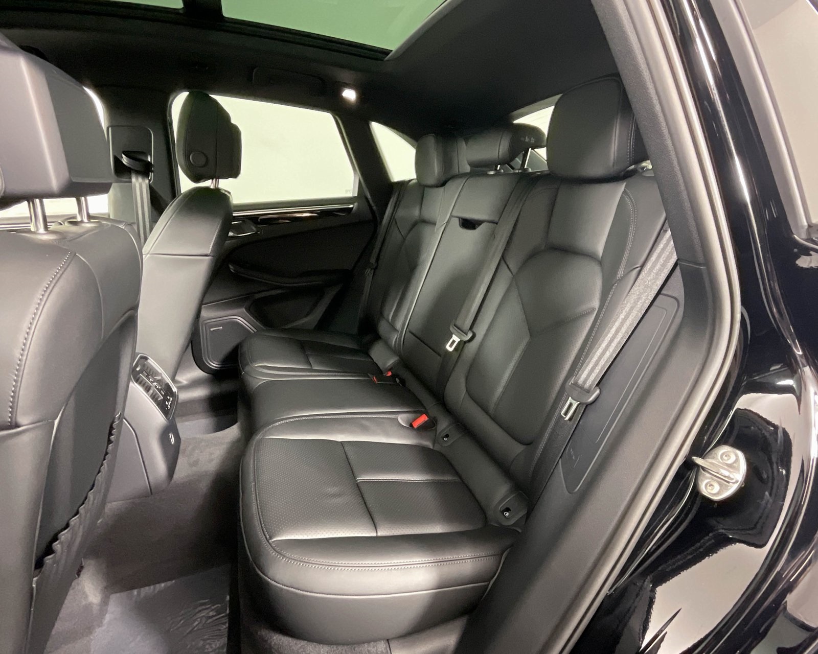 2026 Porsche Macan T photo 26