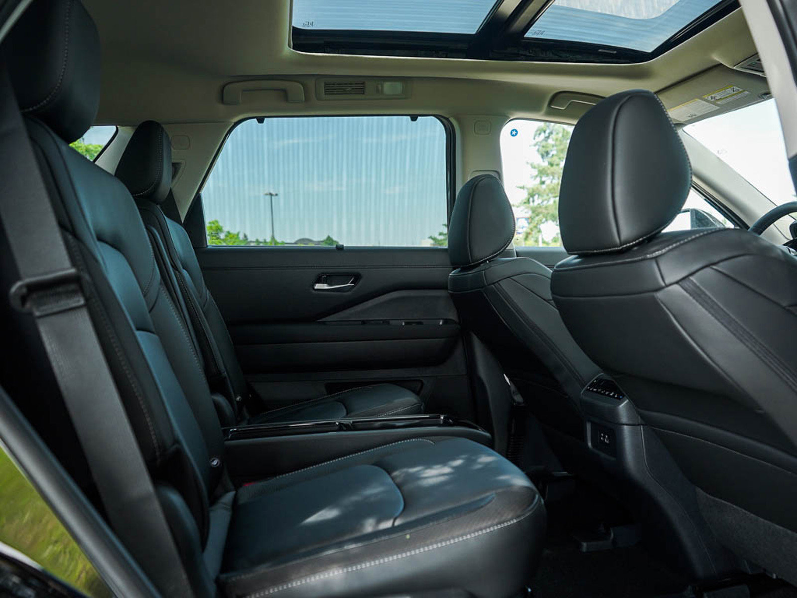 2025 Nissan Pathfinder SL photo 12