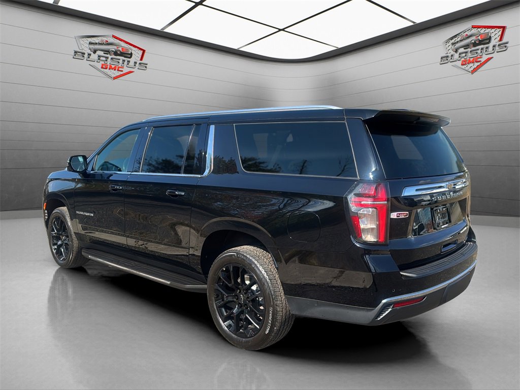 2022 Chevrolet Suburban LT photo 3
