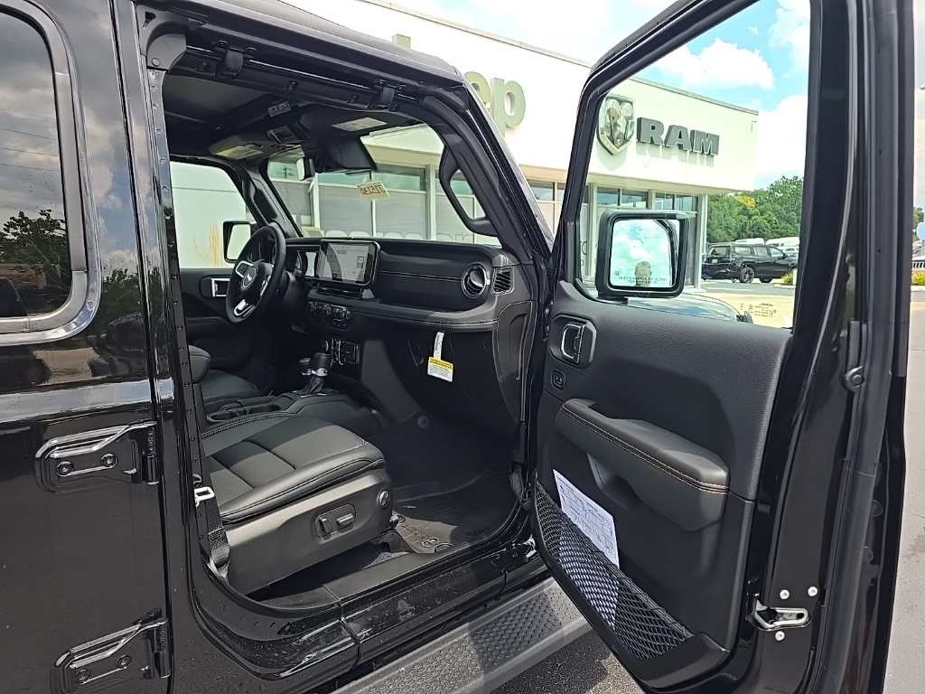 2025 Jeep Wrangler Sahara photo 17