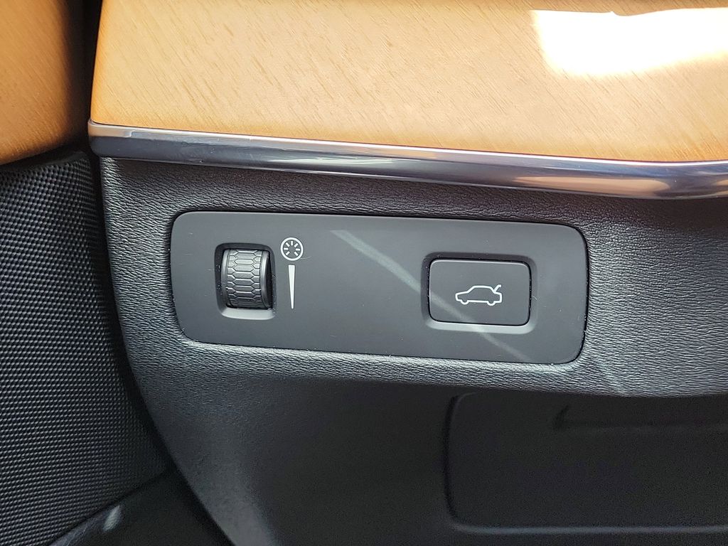 2021 Volvo XC90 T6 Momentum photo 26