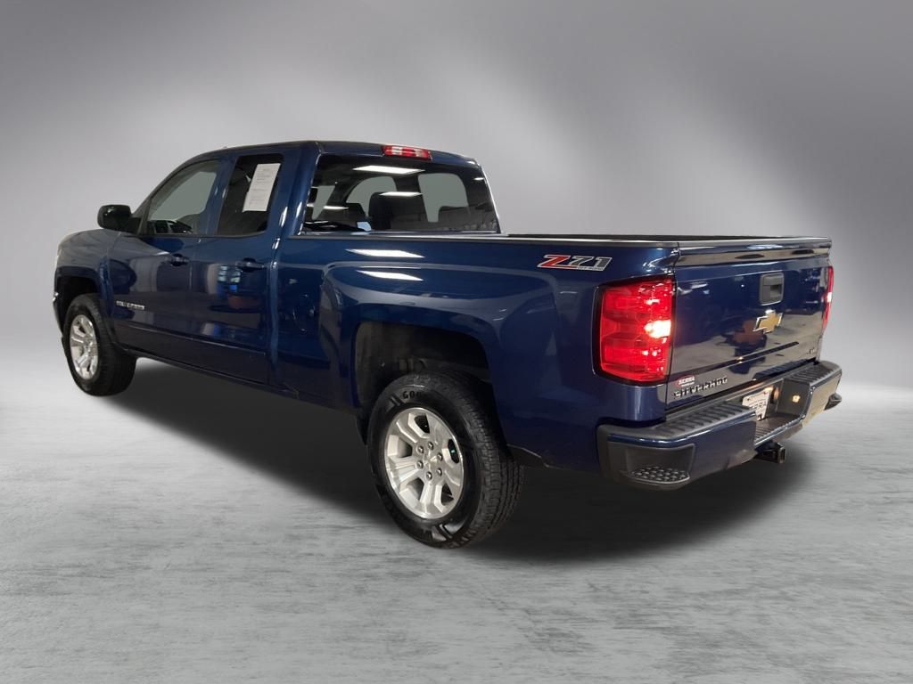 2017 Chevrolet Silverado 1500 LT photo 3