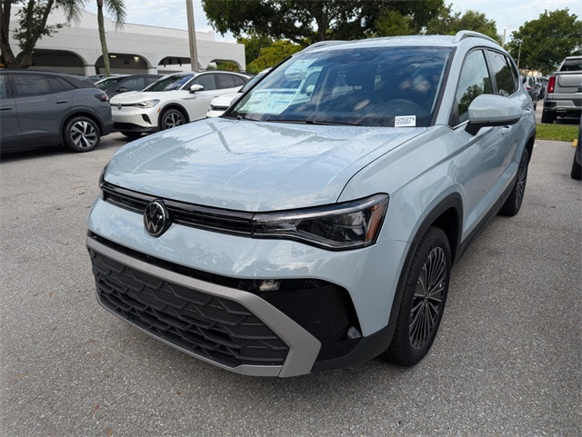 2025 Volkswagen Taos SE photo 3