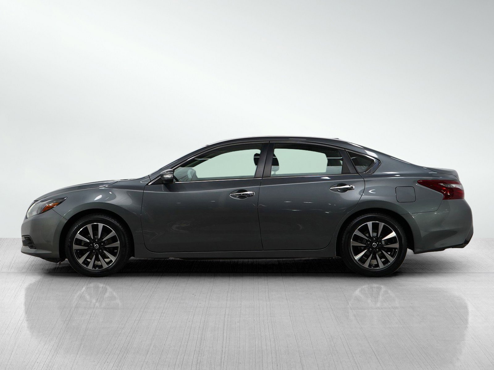 Used 2018 Nissan Altima SL with VIN 1N4AL3AP8JC174218 for sale in Minneapolis, Minnesota