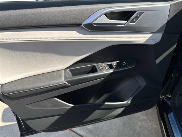 2025 Volkswagen Taos SE photo 8