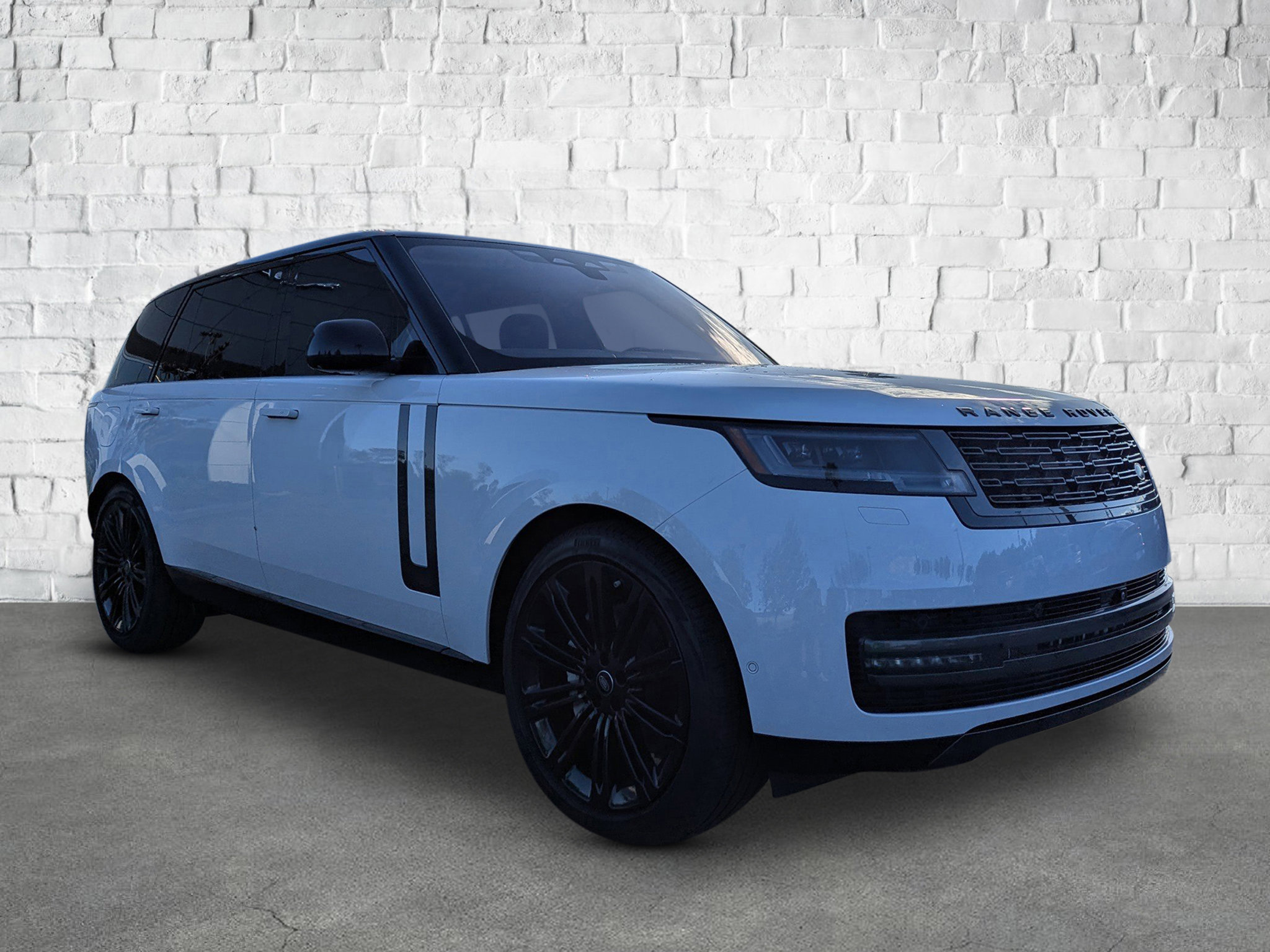 2023 Land Rover Range Rover SE photo 4