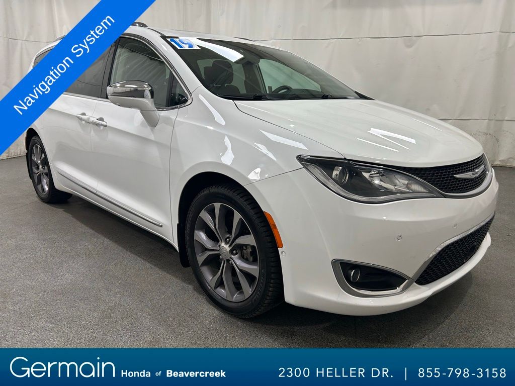 2019 Chrysler Pacifica Limited's photo