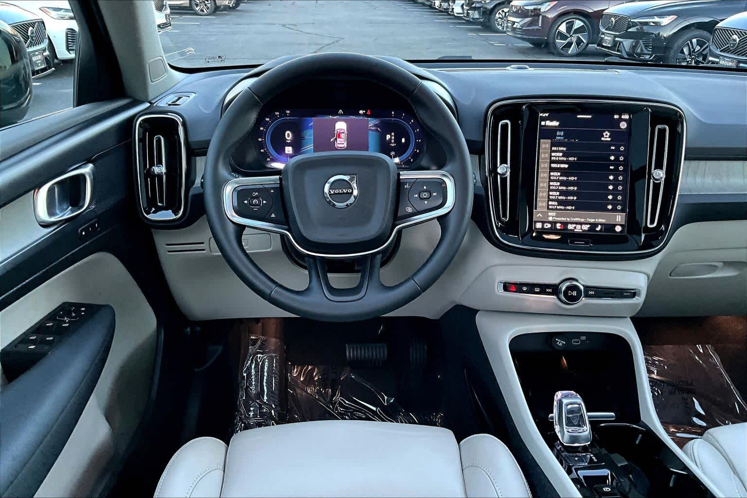 2023 Volvo XC40 Plus photo 4