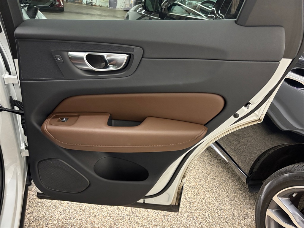 2023 Volvo XC60 B5 Plus photo 17