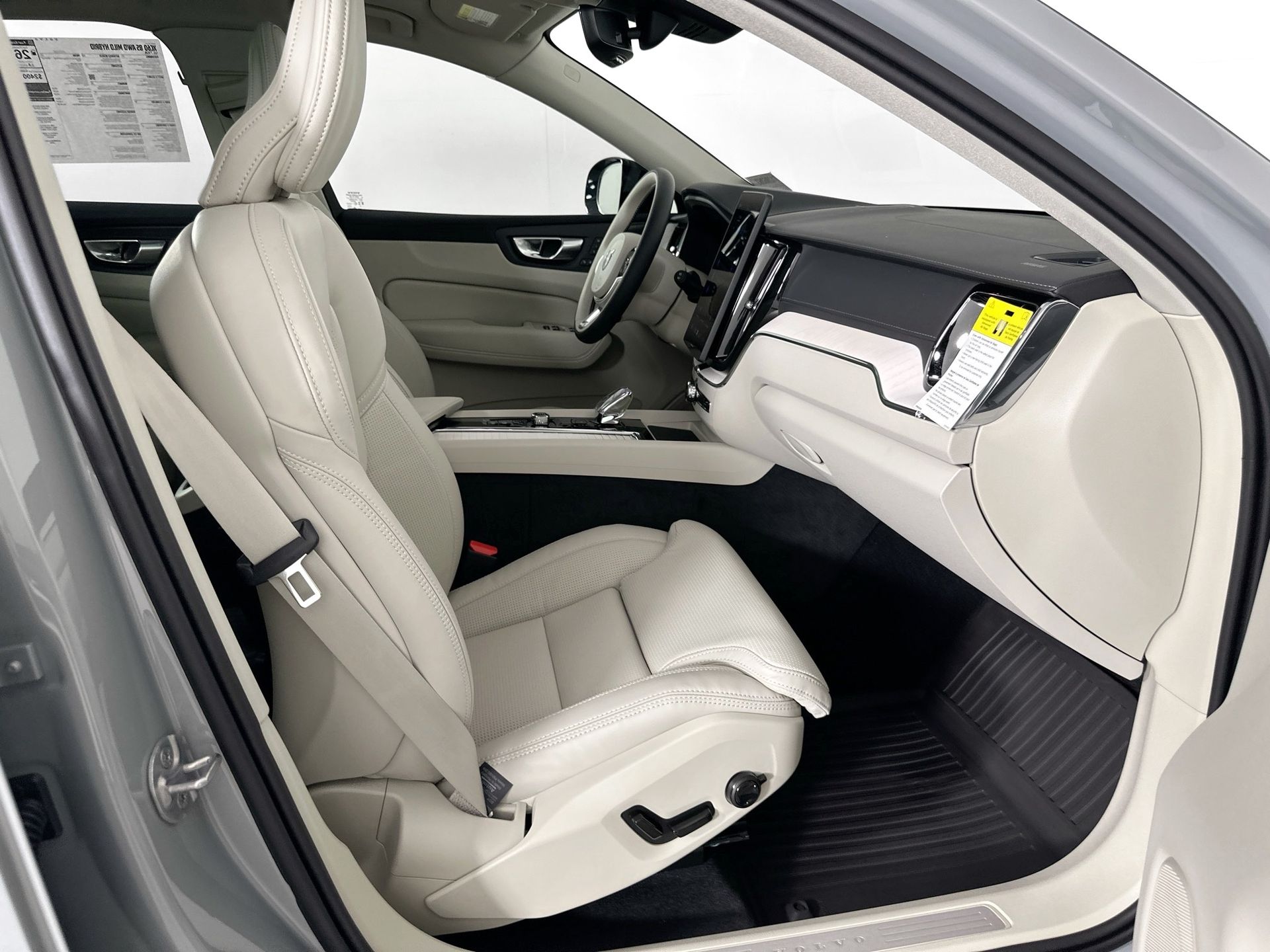 2026 Volvo XC60 B5 photo 24