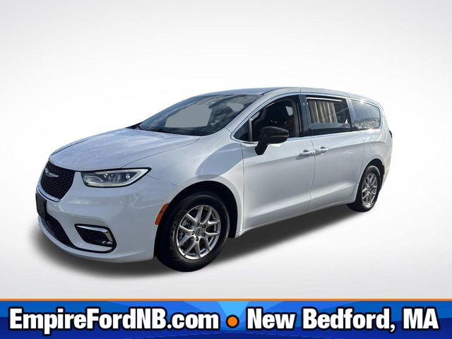 2024 Chrysler Pacifica Touring L's photo